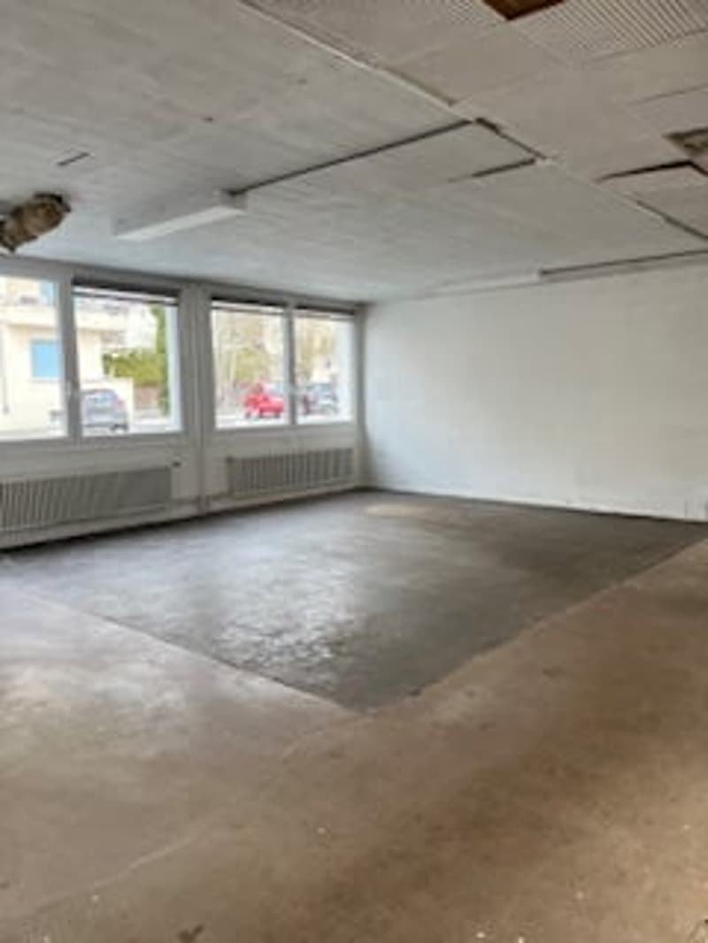 Espace commercial et atelier au rez-de-chaussée au Locle (1)