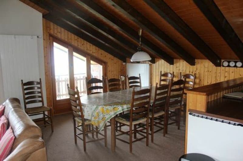 Attic apartment opposite the cable car; RARE! (4)