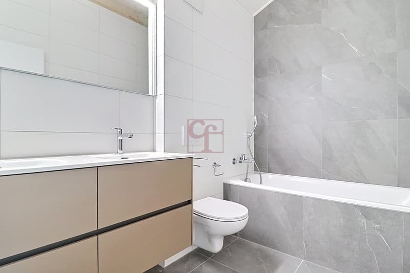 Salle de bain avec baignoire