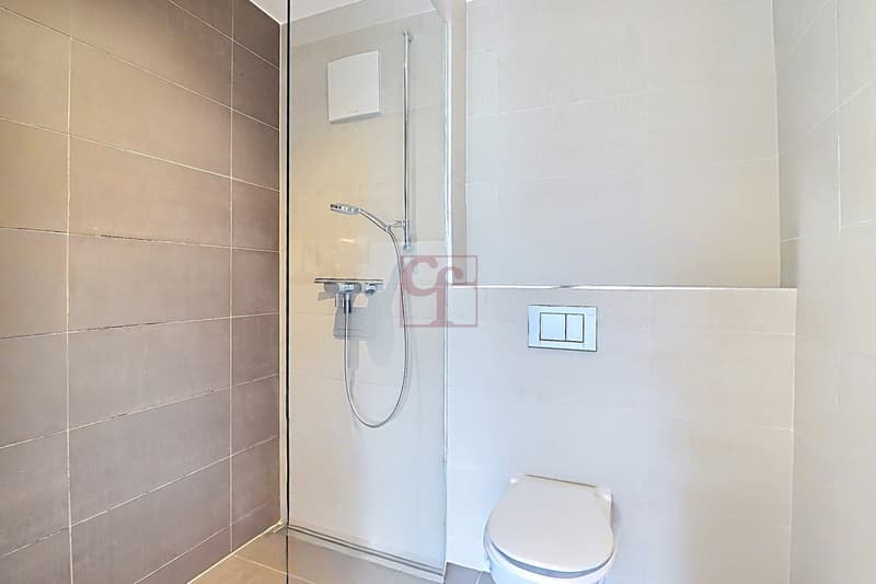 Salle de bain avec douche