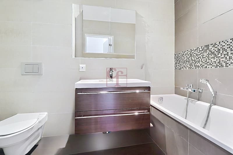 Salle de bain avec baignoire