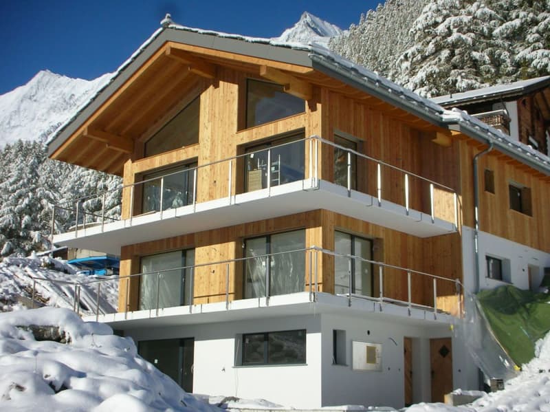 Nouvel appartement 2.5 pièces dans l'un des plus anciens hameaux, Hohnegg, au-dessus de Saas-Fee. Accès sportif depuis le centre du village, Lomatte ou Wildi. Accessible en vélo électrique toute l'année. (11)