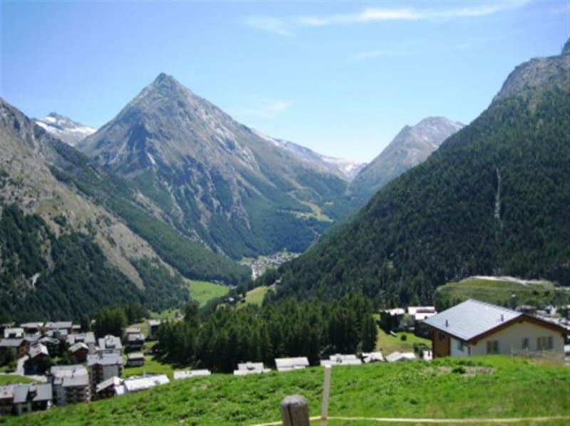 Nouvel appartement 2.5 pièces dans l'un des plus anciens hameaux, Hohnegg, au-dessus de Saas-Fee. Accès sportif depuis le centre du village, Lomatte ou Wildi. Accessible en vélo électrique toute l'année. (7)