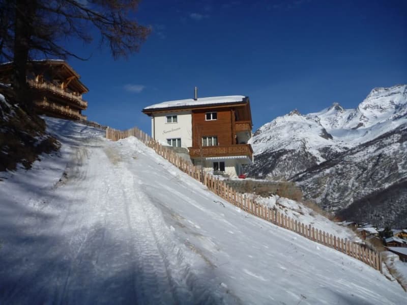 Stella cadente sopra le nuvole con una terrazza unica con vista sul paese e verso l'Italia. (2)