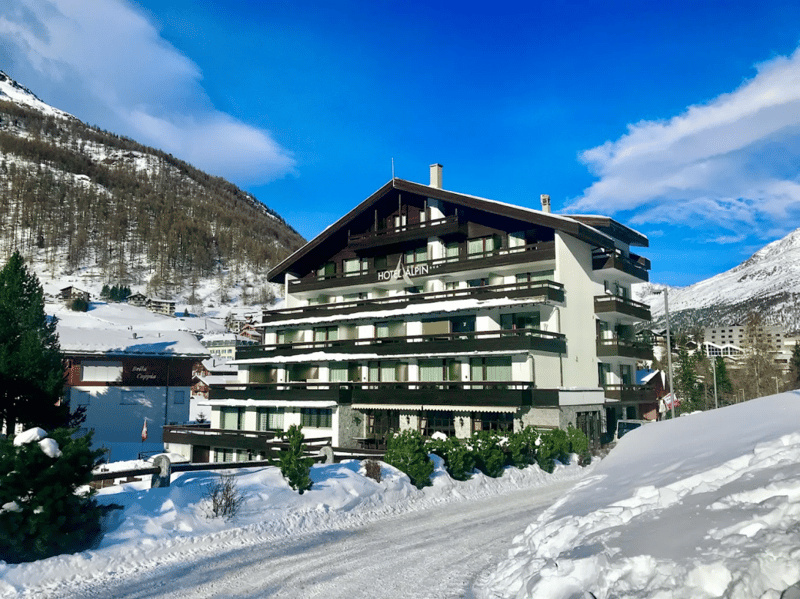 Location - Location - Location! Very spacious 3.5 room apartment at Alpin Express. Reserved. (2)