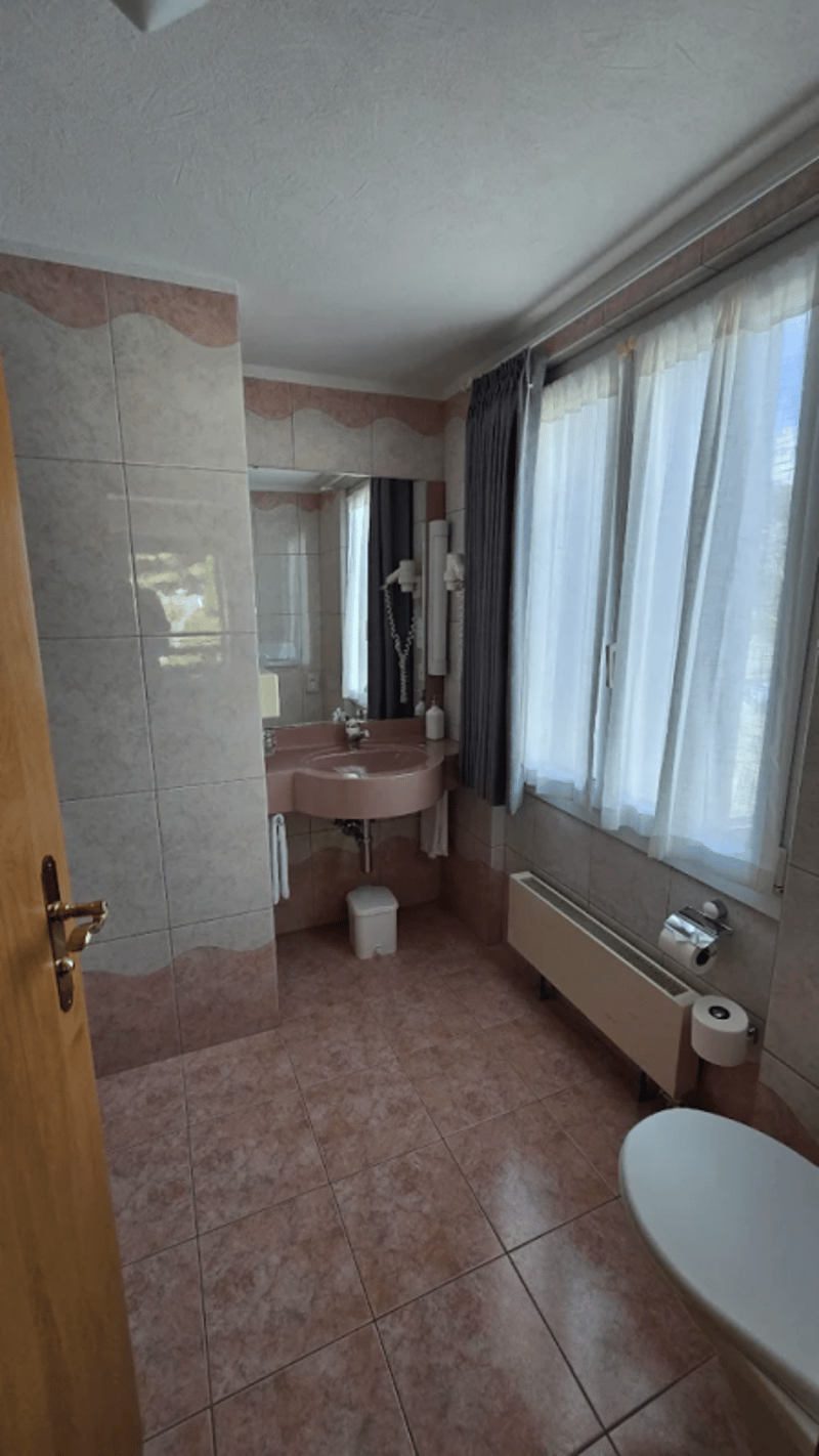 Location - Location - Location! Very spacious 3.5 room apartment at Alpin Express. Reserved. (5)