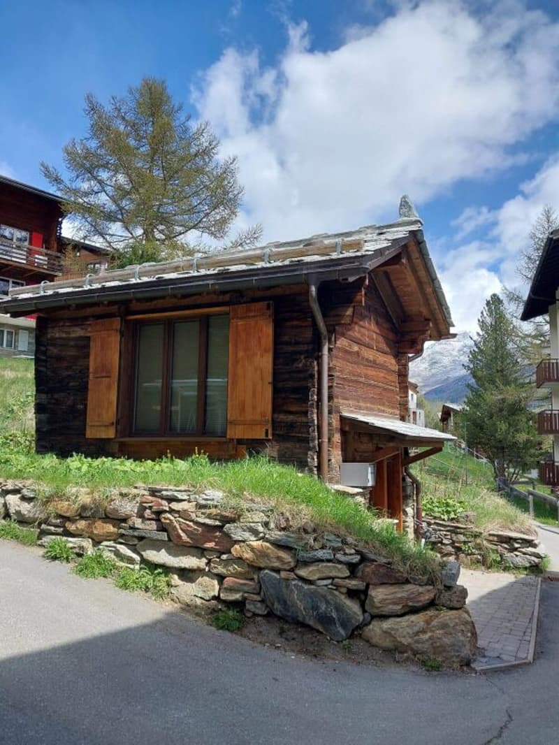Brand new gem in the sunny Wildi in Saas-Fee. Main residence = place of residence and tax domicile Saas-Fee. (10)