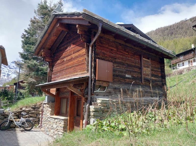 Brand new gem in the sunny Wildi in Saas-Fee. Main residence = place of residence and tax domicile Saas-Fee. (1)