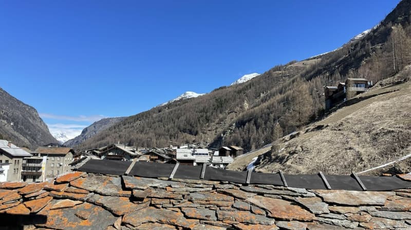 Traditional 2.5 room apartment in an old Valais house. (12)
