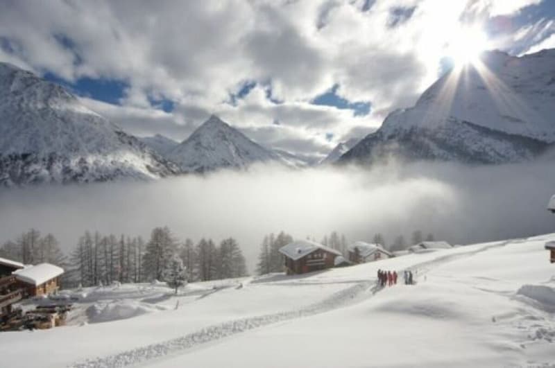 Alpji neue 2.5 Zimmerwohnung in einem der ältesten Weiler Hohnegg oberhalb Saas-Fee. Sportlicher Zugang vom Dorfzentrum, der Lomatte oder Wildi. Mit dem E-bike ganzjährig erreichbar. (12)