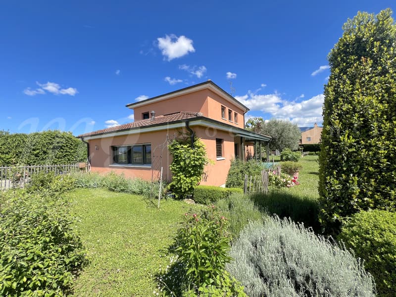 SUPERBA CASA INDIVIDUALE DI 250 m2 abitabile - INCANTEVOLE GIARDINO RECINTATO - ALBERATO - E CALMO DI 1100 m2 (1)