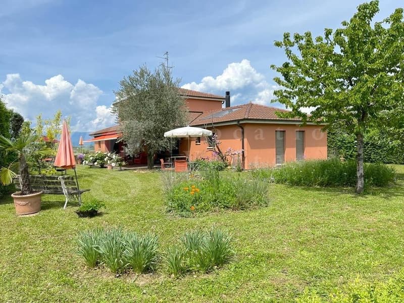 SUPERBA CASA INDIVIDUALE DI 250 m2 abitabile - INCANTEVOLE GIARDINO RECINTATO - ALBERATO - E CALMO DI 1100 m2 (3)