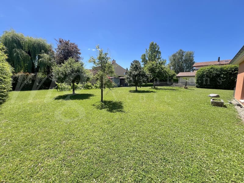 PRÄCHTIGES EINFAMILIENHAUS MIT 250 m2 WOHNFLÄCHE - BEZAUBERNDER UMGEBUNGENER GARTEN - BAUMBESTANDEN - UND RUHIG 1100 m2 (3)