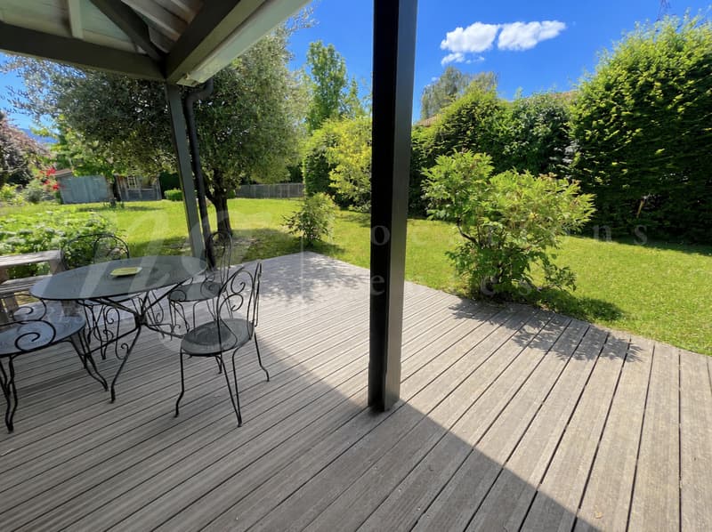 PRÄCHTIGES EINFAMILIENHAUS MIT 250 m2 WOHNFLÄCHE - BEZAUBERNDER UMGEBUNGENER GARTEN - BAUMBESTANDEN - UND RUHIG 1100 m2 (2)