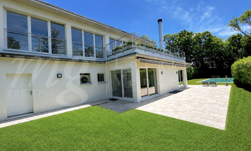 In esclusiva! MAGNIFICA CASA MODERNA DI 300 M2 CON GRANDE GIARDINO E PISCINA (1)