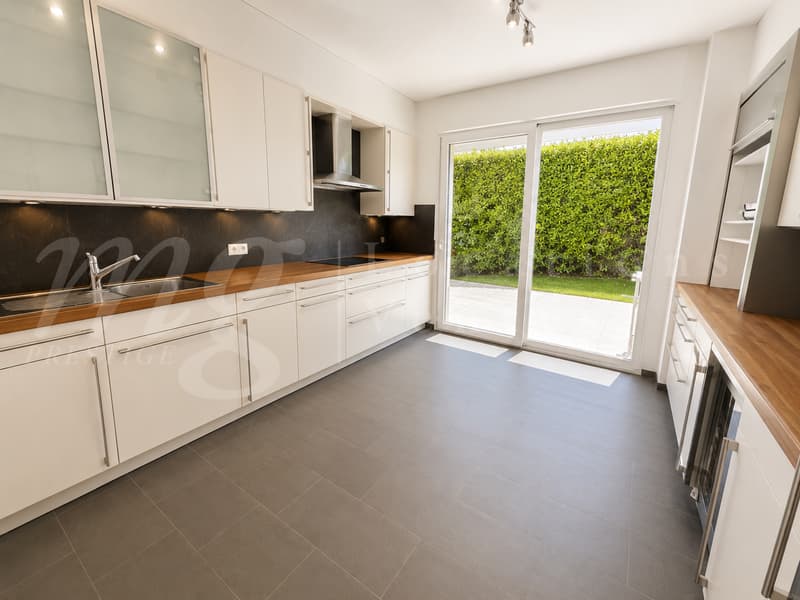 In esclusiva! MAGNIFICA CASA MODERNA DI 300 M2 CON GRANDE GIARDINO E PISCINA (10)