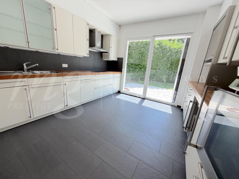 En exclusivité ! MAGNIFIQUE MAISON CONTEMPORAINE DE 8 PIECES AVEC JARDIN ARBORE ET GRANDE PISCINE (9)