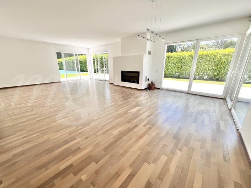 In esclusiva! MAGNIFICA CASA MODERNA DI 300 M2 CON GRANDE GIARDINO E PISCINA (5)
