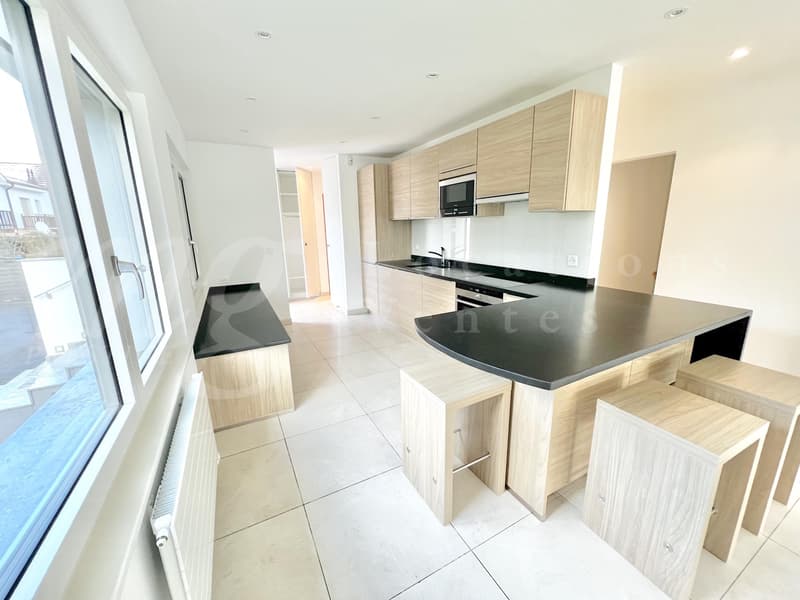 SUPERBA E GRANDE CASA DI 10 LOCALI - 350 m2 - HPE - GIARDINO DI 1100 m2 E GRANDE JACUZZI ESTERNO (7)
