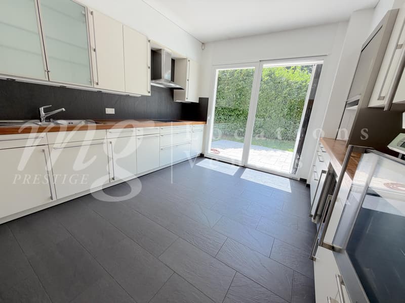 En exclusivité ! MAGNIFIQUE MAISON CONTEMPORAINE DE 8 PIECES AVEC JARDIN ARBORE ET GRANDE PISCINE (5)