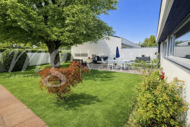 GRANDE MAISON INDIVIDUELLE DE 8 PIECES -- GRAND JARDIN CLOTURE ARBORE AVEC PISCINE (10)