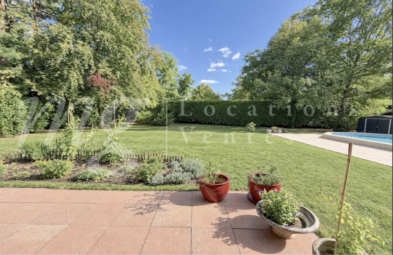 GRANDE MAISON INDIVIDUELLE DE 8 PIECES -- TRES BEAU JARDIN CLOTURE ARBORE AVEC PISCINE NEUVE (3)