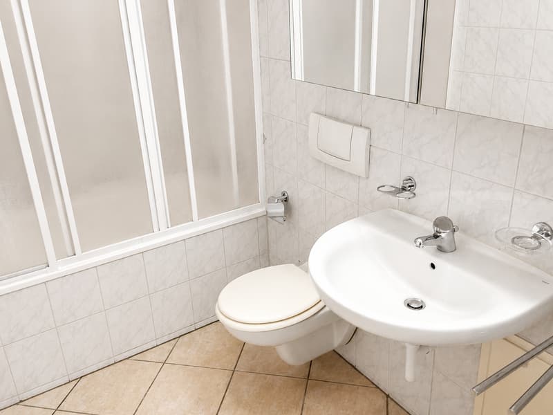 Appartement calme de 4 pièces au rez-de-chaussée avec espace de séjour spacieux (7)