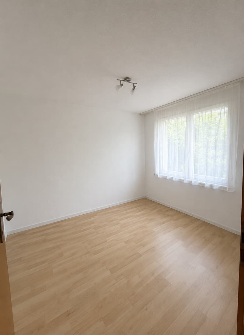 Appartement en rez-de-chaussée de 4,5 pièces lumineux avec espace de jardin (10)