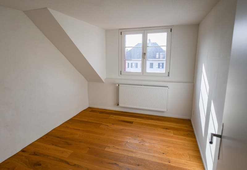 empty room, wooden floor, white walls, window, radiator