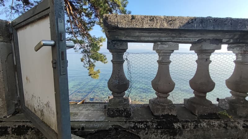 UNIQUE! First rental for this exceptional property with direct access to the lake (1)