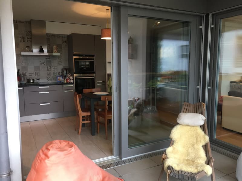 Cuisine et balcon partiellement couvert