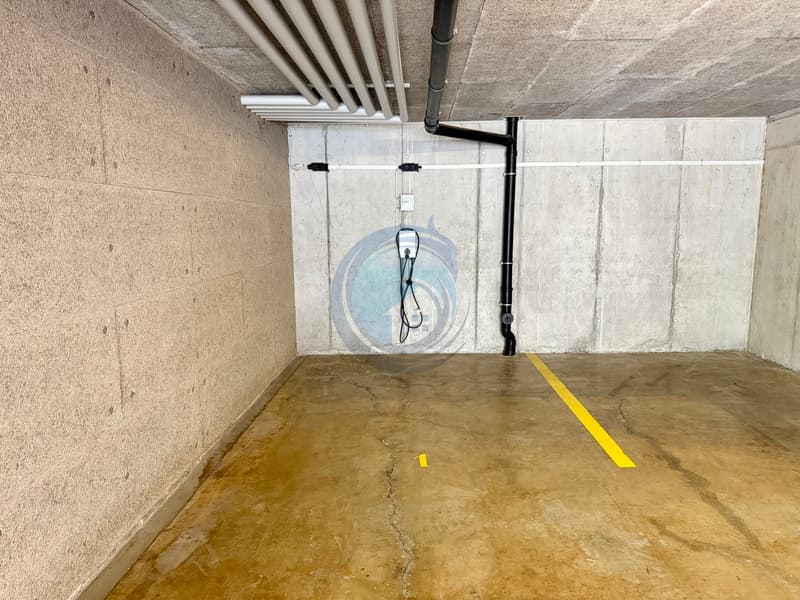 Parcheggio interno con colonnina di ricarica (3)