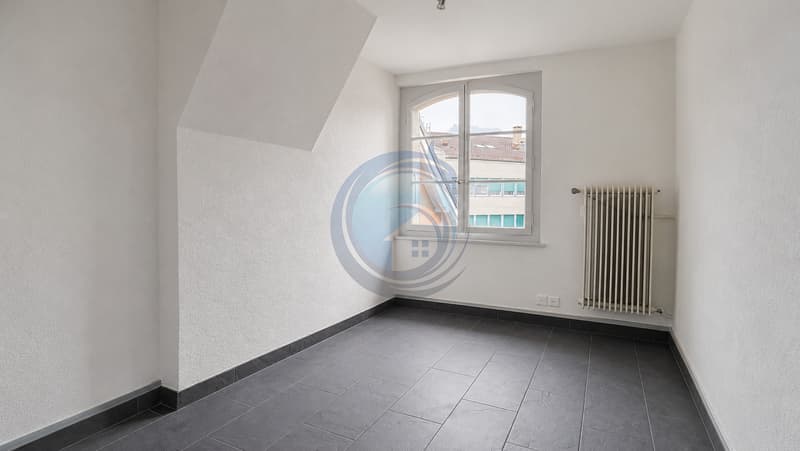 CHARMANT APPARTEMENT EN ATTIQUE DE 4.5 PIÈCES AU CENTRE-VILLE D'AIGLE (11)