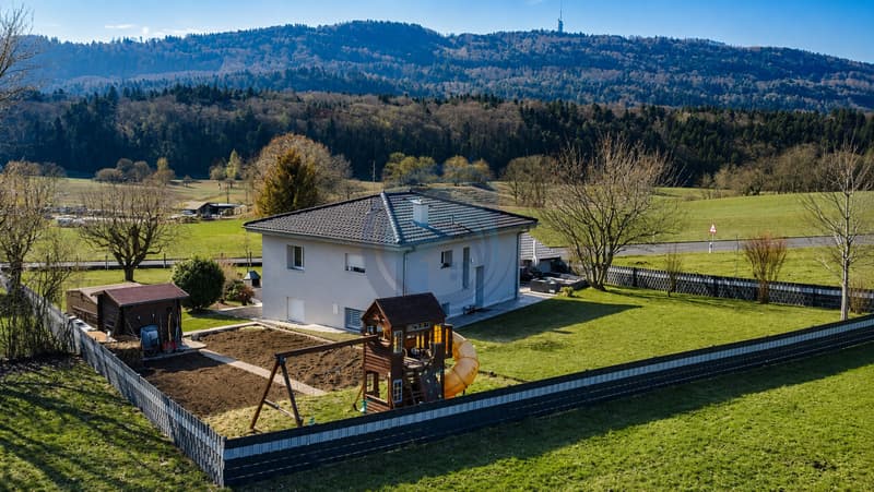 Schöne renovierte Villa mit großem Grundstück und freier Sicht (3)