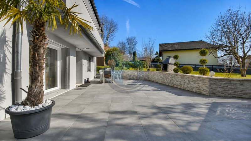 Schöne renovierte Villa mit großem Grundstück und freier Sicht (2)