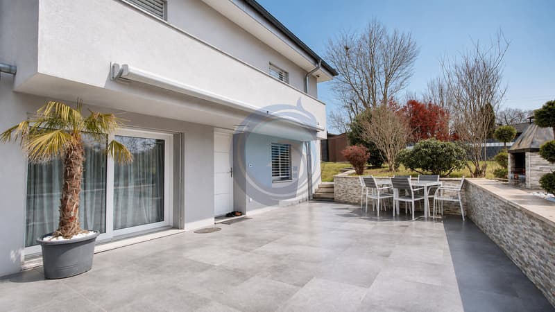 Schöne renovierte Villa mit großem Grundstück und freier Sicht (10)