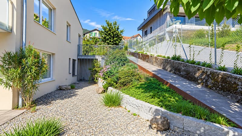 VILLA JUMELÉE AVEC VUE PANORAMIQUE SUR LE LAC ET JARDIN PRIVATIF (4)