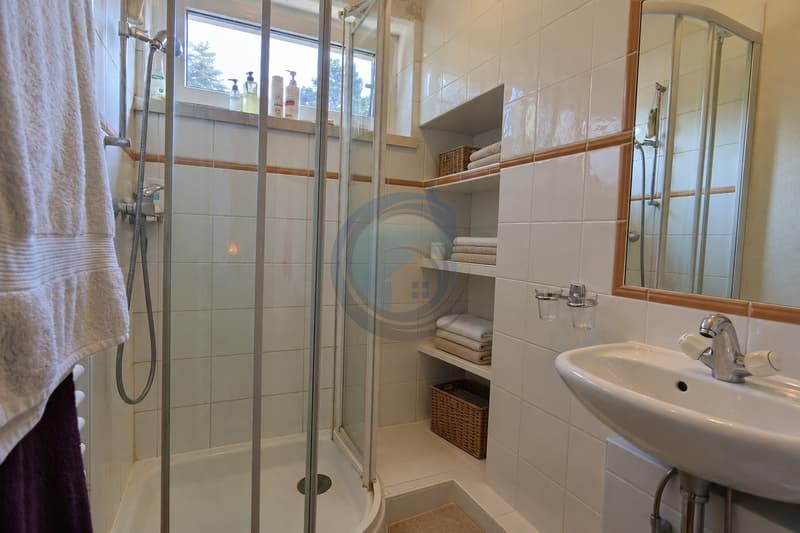 SPACIEUX APPARTEMENT DE 4,5 PIÈCES AVEC VUE PANORAMIQUE SUR LE LAC (12)
