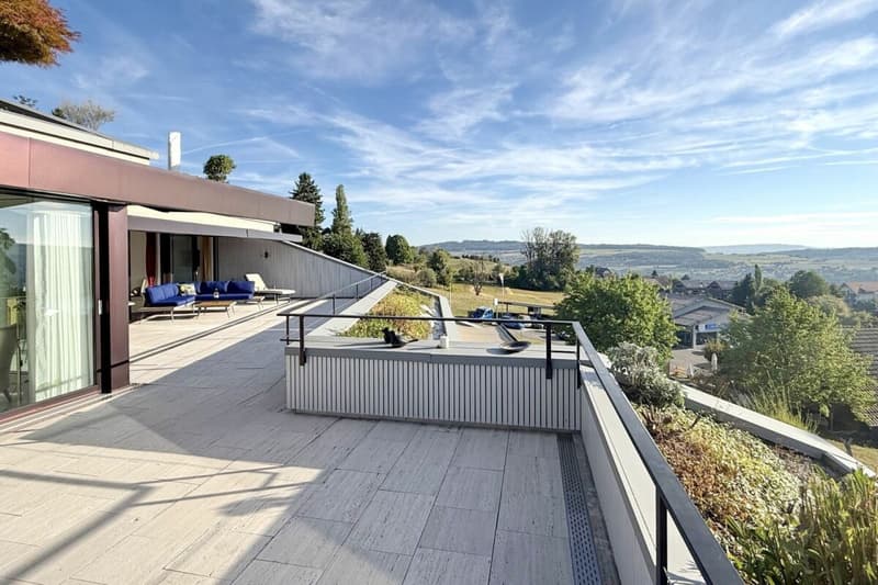 Nochmals zurück auf der Terrasse, welche geometrisch wie in zwei Teilflächen aufgeteilt ist und dadurch sehr spannend erscheint.
