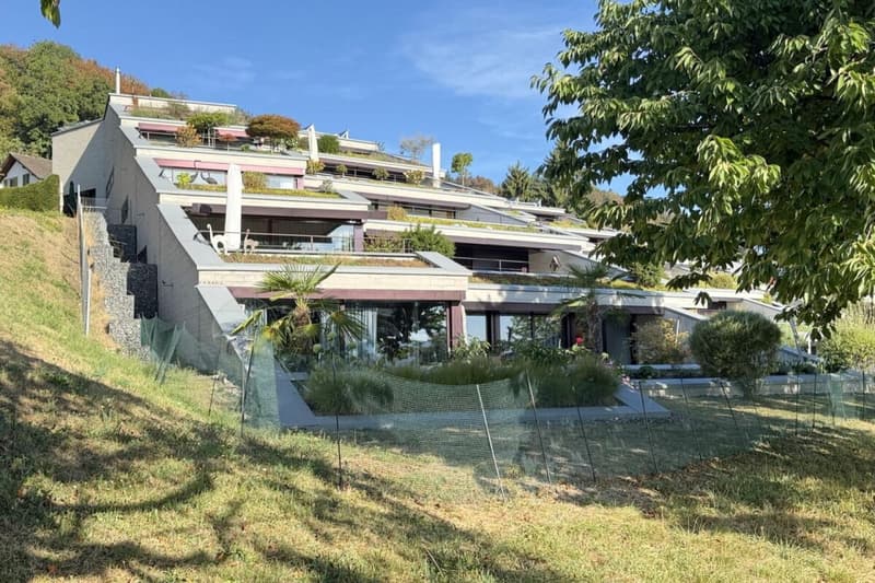 Ansicht an die einzigartig konzipierten Terrassenwohnungen. Die zum Kauf stehende Wohnung befindet sich auf dem dritten, dem mittleren Niveau.