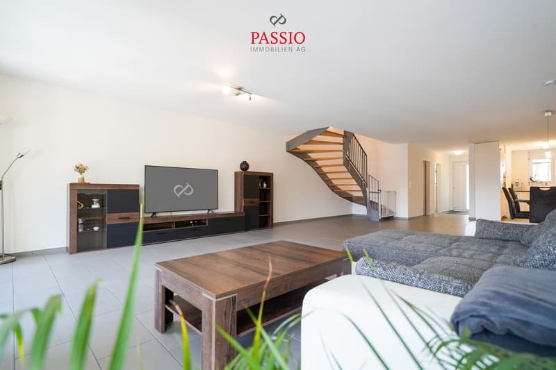 Ruhig und Zentral: Grosszügige 6.5-Zimmer Wohnung mit Alpensicht und zusätzlichem Ausbaupotenzial im Dachgeschoss (2)