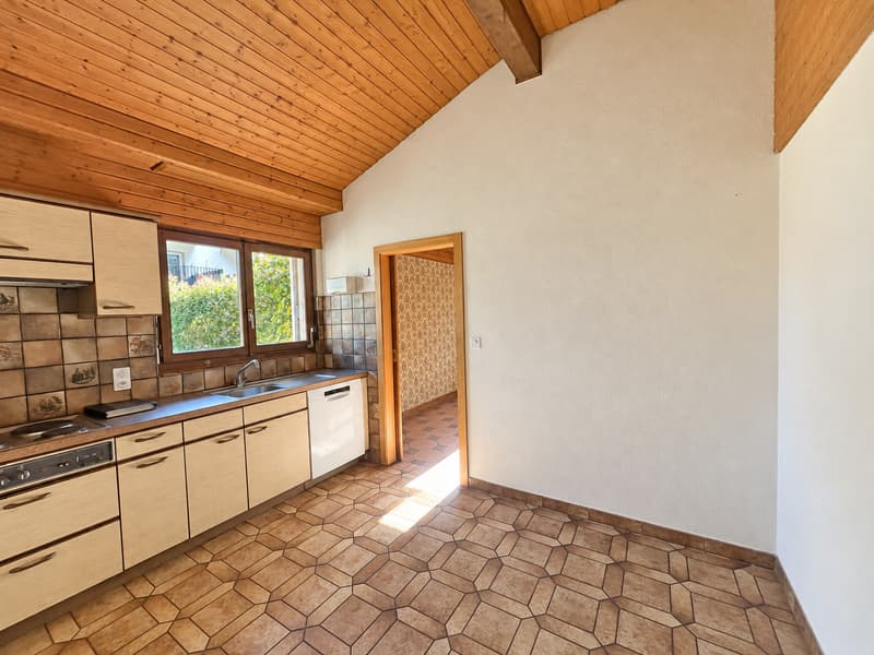 Charmante maison individuelle avec grand jardin dans un environnement verdoyant à Boudry (8)