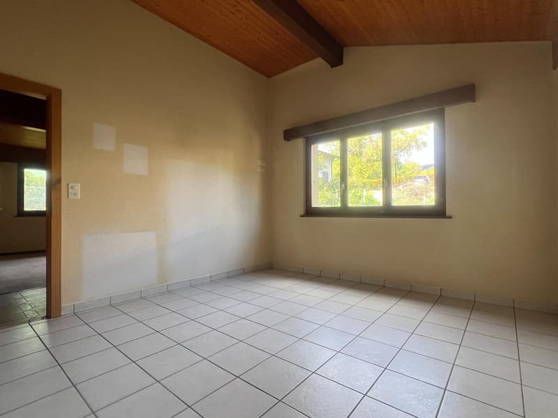 Charmante maison individuelle avec grand jardin dans un environnement verdoyant à Boudry (10)