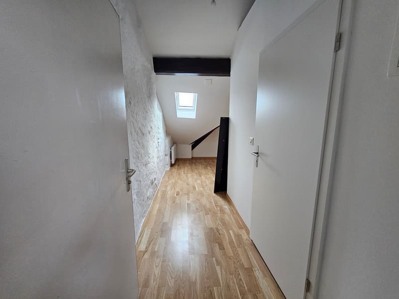 Charming 1.5-room loft with exposed beams in Cortaillod (7)