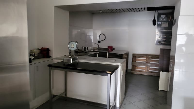 Commercial premises for rent – Place de la Liberté, La Neuveville (2)