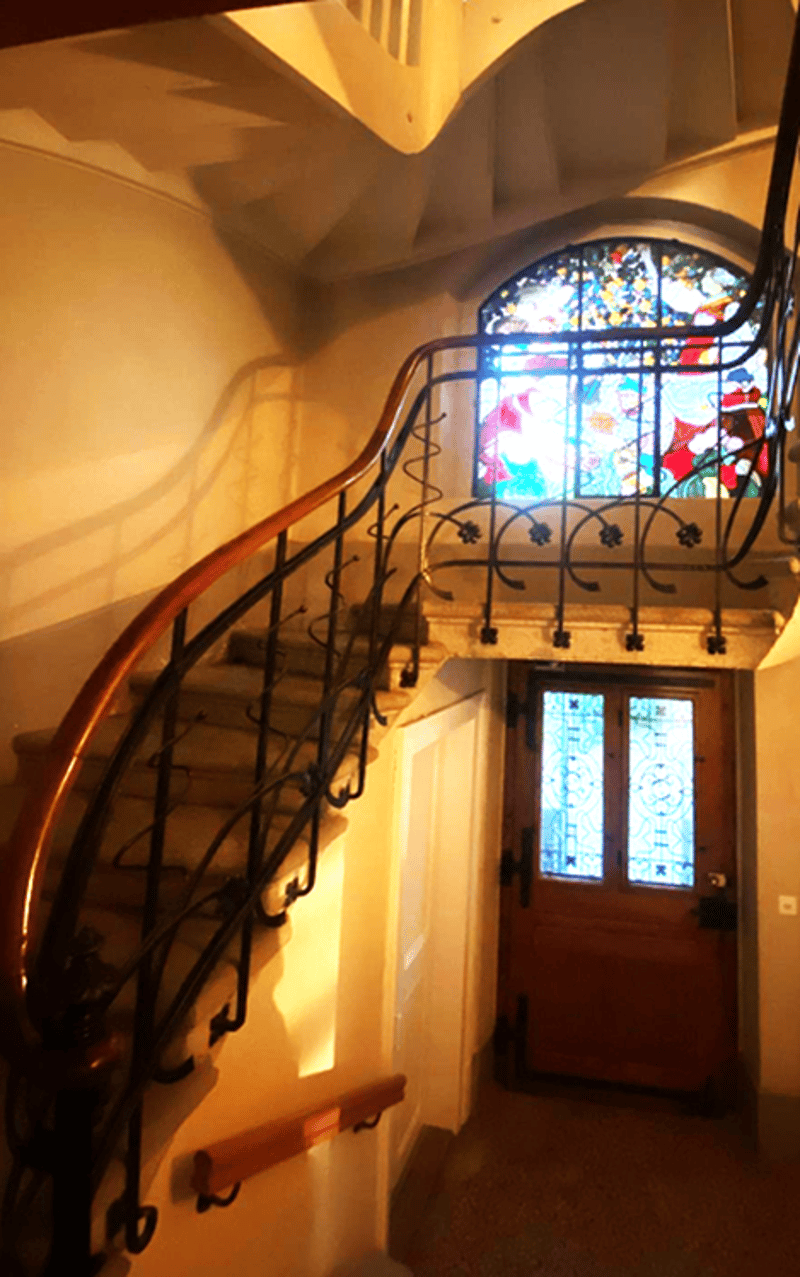 Cage d'escaliers avec vitraux