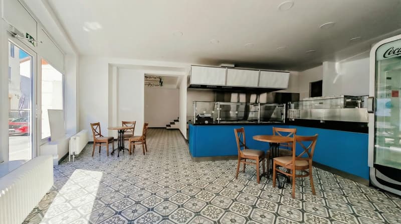 salle_du_fond_meublee.jpg