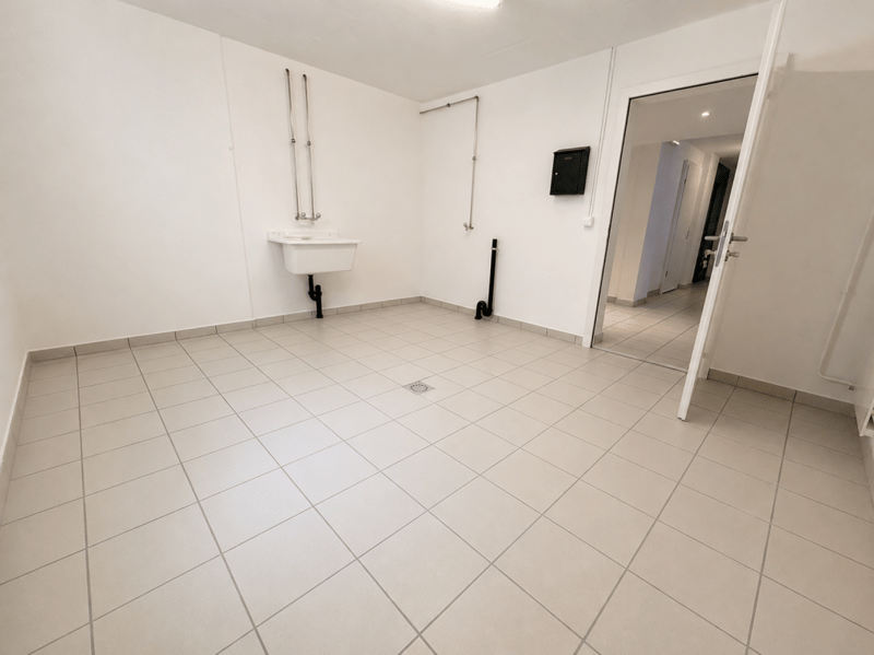 Local de 20 m2 à Givisiez (4)