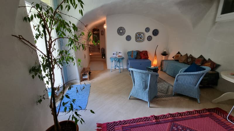 2114 Fleurier/NE Sale of an old and spacious renovated property (14)