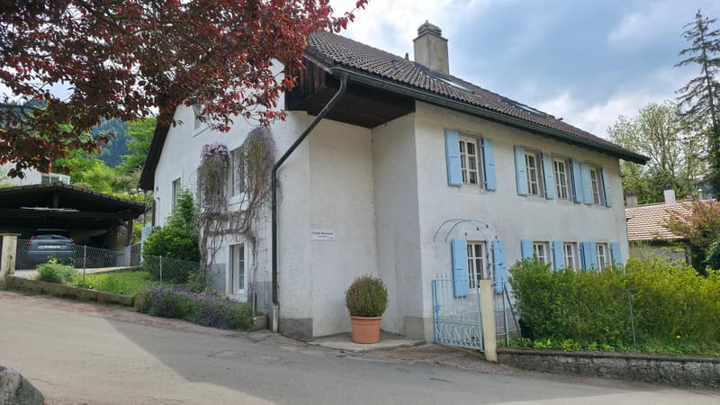 2114 Fleurier/NE Sale of an old and spacious renovated property (6)